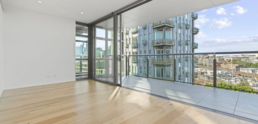 Luxury Executive Apartment with Gorgeous City Views, Storage Cage Included